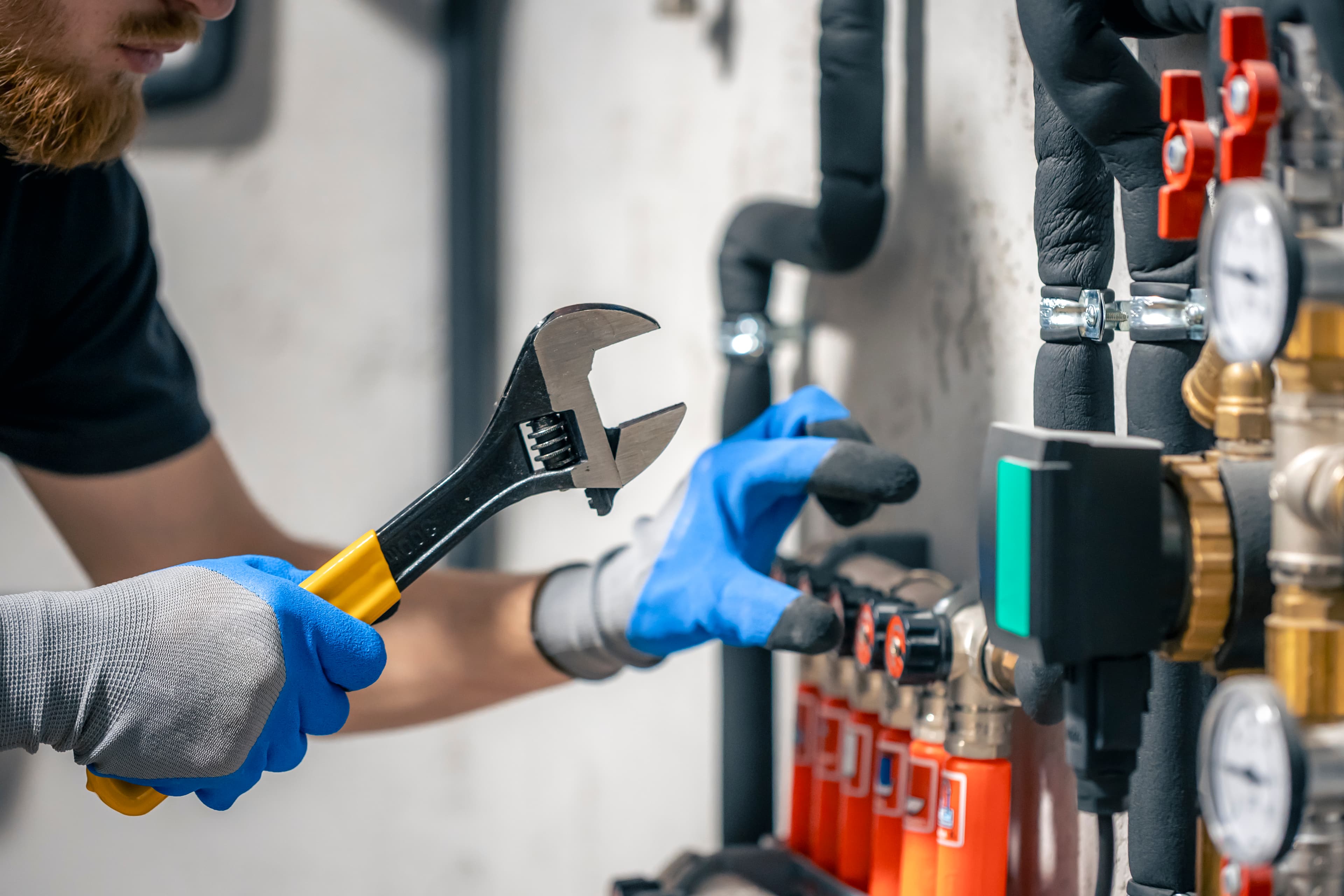 Installateur bei der Arbeit – Gas, Wasser und Heizung